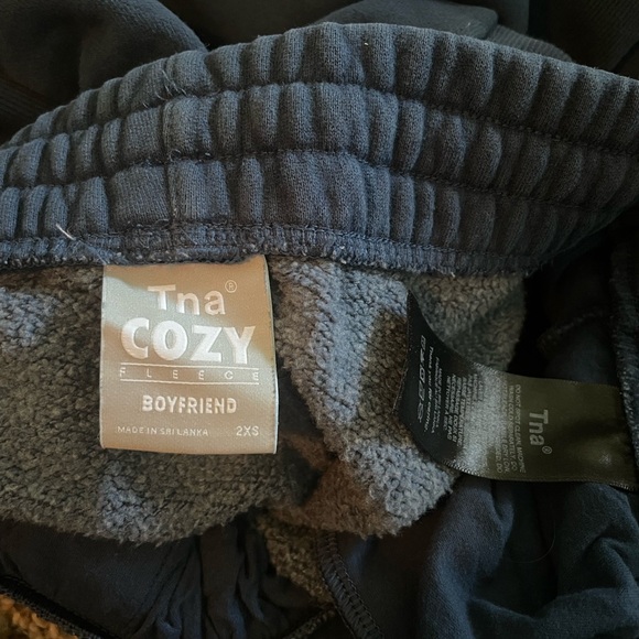 Aritzia TNA Cozy fleece boyfriend joggers - Picture 4 of 4